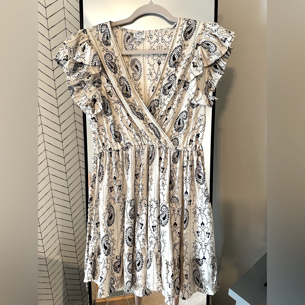 Francesca’s Flowy Dress 👗 Never worn ! Size Medium.